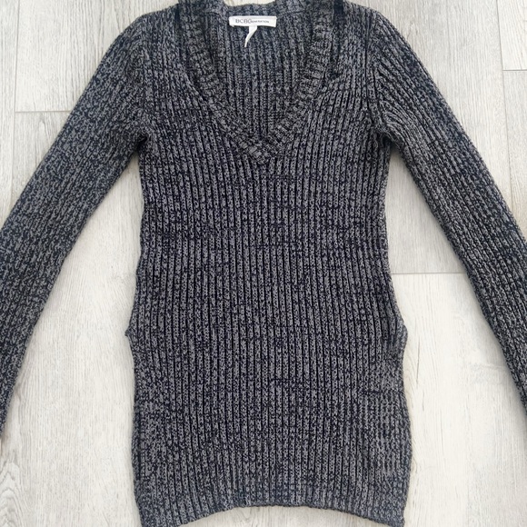 BCBG Generation | V-Neck tunic sweater with slits - Picture 2 of 7